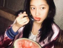 娱乐吃瓜的女人,吃瓜女人的娱乐盛宴