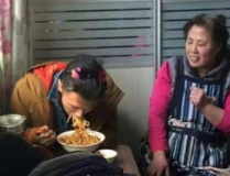 娱乐吃瓜酱上海老爷爷,揭秘都市老人的欢乐生活
